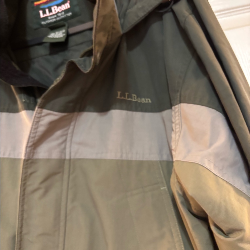 L.L. Bean Men's Olive and Charcoal Raincoat - Picture 7 of 11